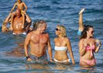 ibiza 29 juli 2015
Wendy v Dijk met Sem Lizzy haar moeder en man Erland Galjaard en zijn kinderen uit eerste huwelijk op strand van Coco beach. Herman den Blijker zijn zoon en vrouw alsmede John Ewbank dochter Day en Kelly Weekers zijn ook aanwezig