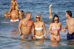 ibiza 29 juli 2015
Wendy v Dijk met Sem Lizzy haar moeder en man Erland Galjaard en zijn kinderen uit eerste huwelijk op strand van Coco beach. Herman den Blijker zijn zoon en vrouw alsmede John Ewbank dochter Day en Kelly Weekers zijn ook aanwezig
