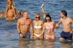ibiza 29 juli 2015
Wendy v Dijk met Sem Lizzy haar moeder en man Erland Galjaard en zijn kinderen uit eerste huwelijk op strand van Coco beach. Herman den Blijker zijn zoon en vrouw alsmede John Ewbank dochter Day en Kelly Weekers zijn ook aanwezig