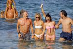 ibiza 29 juli 2015
Wendy v Dijk met Sem Lizzy haar moeder en man Erland Galjaard en zijn kinderen uit eerste huwelijk op strand van Coco beach. Herman den Blijker zijn zoon en vrouw alsmede John Ewbank dochter Day en Kelly Weekers zijn ook aanwezig