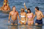 ibiza 29 juli 2015
Wendy v Dijk met Sem Lizzy haar moeder en man Erland Galjaard en zijn kinderen uit eerste huwelijk op strand van Coco beach. Herman den Blijker zijn zoon en vrouw alsmede John Ewbank dochter Day en Kelly Weekers zijn ook aanwezig