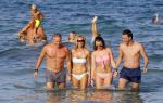 ibiza 29 juli 2015
Wendy v Dijk met Sem Lizzy haar moeder en man Erland Galjaard en zijn kinderen uit eerste huwelijk op strand van Coco beach. Herman den Blijker zijn zoon en vrouw alsmede John Ewbank dochter Day en Kelly Weekers zijn ook aanwezig