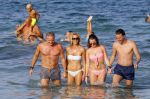 ibiza 29 juli 2015
Wendy v Dijk met Sem Lizzy haar moeder en man Erland Galjaard en zijn kinderen uit eerste huwelijk op strand van Coco beach. Herman den Blijker zijn zoon en vrouw alsmede John Ewbank dochter Day en Kelly Weekers zijn ook aanwezig