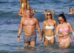ibiza 29 juli 2015
Wendy v Dijk met Sem Lizzy haar moeder en man Erland Galjaard en zijn kinderen uit eerste huwelijk op strand van Coco beach. Herman den Blijker zijn zoon en vrouw alsmede John Ewbank dochter Day en Kelly Weekers zijn ook aanwezig
