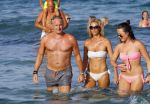 ibiza 29 juli 2015
Wendy v Dijk met Sem Lizzy haar moeder en man Erland Galjaard en zijn kinderen uit eerste huwelijk op strand van Coco beach. Herman den Blijker zijn zoon en vrouw alsmede John Ewbank dochter Day en Kelly Weekers zijn ook aanwezig