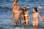 ibiza 29 juli 2015
Wendy v Dijk met Sem Lizzy haar moeder en man Erland Galjaard en zijn kinderen uit eerste huwelijk op strand van Coco beach. Herman den Blijker zijn zoon en vrouw alsmede John Ewbank dochter Day en Kelly Weekers zijn ook aanwezig