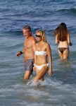 ibiza 29 juli 2015
Wendy v Dijk met Sem Lizzy haar moeder en man Erland Galjaard en zijn kinderen uit eerste huwelijk op strand van Coco beach. Herman den Blijker zijn zoon en vrouw alsmede John Ewbank dochter Day en Kelly Weekers zijn ook aanwezig