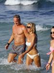 ibiza 29 juli 2015
Wendy v Dijk met Sem Lizzy haar moeder en man Erland Galjaard en zijn kinderen uit eerste huwelijk op strand van Coco beach. Herman den Blijker zijn zoon en vrouw alsmede John Ewbank dochter Day en Kelly Weekers zijn ook aanwezig