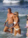 ibiza 29 juli 2015
Wendy v Dijk met Sem Lizzy haar moeder en man Erland Galjaard en zijn kinderen uit eerste huwelijk op strand van Coco beach. Herman den Blijker zijn zoon en vrouw alsmede John Ewbank dochter Day en Kelly Weekers zijn ook aanwezig