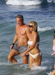 ibiza 29 juli 2015
Wendy v Dijk met Sem Lizzy haar moeder en man Erland Galjaard en zijn kinderen uit eerste huwelijk op strand van Coco beach. Herman den Blijker zijn zoon en vrouw alsmede John Ewbank dochter Day en Kelly Weekers zijn ook aanwezig