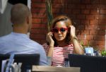 Amsterdam 11 augustus 2015
Winonah de Jong de jong met haar PA op terras