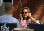 Amsterdam 11 augustus 2015
Winonah de Jong de jong met haar PA op terras