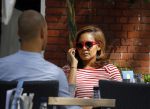 Amsterdam 11 augustus 2015
Winonah de Jong de jong met haar PA op terras
