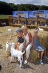 Amsterdam 10 juni 2015
Premiere Apenstreken bij kinderboederij in amsterdamse bos met oa Yvon Jaspers en Kim Lian v d Meij. Yvon met man en kinderen