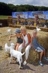 Amsterdam 10 juni 2015
Premiere Apenstreken bij kinderboederij in amsterdamse bos met oa Yvon Jaspers en Kim Lian v d Meij. Yvon met man en kinderen