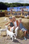 Amsterdam 10 juni 2015
Premiere Apenstreken bij kinderboederij in amsterdamse bos met oa Yvon Jaspers en Kim Lian v d Meij. Yvon met man en kinderen
