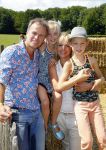 Amsterdam 10 juni 2015
Premiere Apenstreken bij kinderboederij in amsterdamse bos met oa Yvon Jaspers en Kim Lian v d Meij. Yvon met man en kinderen