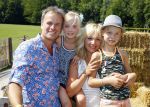 Amsterdam 10 juni 2015
Premiere Apenstreken bij kinderboederij in amsterdamse bos met oa Yvon Jaspers en Kim Lian v d Meij. Yvon met man en kinderen
