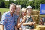 Amsterdam 10 juni 2015
Premiere Apenstreken bij kinderboederij in amsterdamse bos met oa Yvon Jaspers en Kim Lian v d Meij. Yvon met man en kinderen