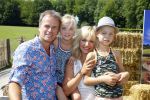 Amsterdam 10 juni 2015
Premiere Apenstreken bij kinderboederij in amsterdamse bos met oa Yvon Jaspers en Kim Lian v d Meij. Yvon met man en kinderen