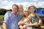 Amsterdam 10 juni 2015
Premiere Apenstreken bij kinderboederij in amsterdamse bos met oa Yvon Jaspers en Kim Lian v d Meij. Yvon met man en kinderen