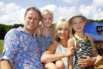 Amsterdam 10 juni 2015
Premiere Apenstreken bij kinderboederij in amsterdamse bos met oa Yvon Jaspers en Kim Lian v d Meij. Yvon met man en kinderen