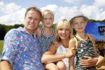 Amsterdam 10 juni 2015
Premiere Apenstreken bij kinderboederij in amsterdamse bos met oa Yvon Jaspers en Kim Lian v d Meij. Yvon met man en kinderen