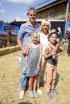 Amsterdam 10 juni 2015
Premiere Apenstreken bij kinderboederij in amsterdamse bos met oa Yvon Jaspers en Kim Lian v d Meij. Yvon met man en kinderen