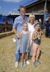 Amsterdam 10 juni 2015
Premiere Apenstreken bij kinderboederij in amsterdamse bos met oa Yvon Jaspers en Kim Lian v d Meij. Yvon met man en kinderen