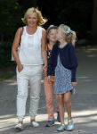 Amsterdam 10 juni 2015
Premiere Apenstreken bij kinderboederij in amsterdamse bos met oa Yvon Jaspers en Kim Lian v d Meij. Yvon met man en kinderen