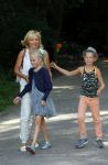 Amsterdam 10 juni 2015
Premiere Apenstreken bij kinderboederij in amsterdamse bos met oa Yvon Jaspers en Kim Lian v d Meij. Yvon met man en kinderen