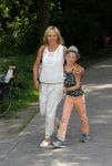Amsterdam 10 juni 2015
Premiere Apenstreken bij kinderboederij in amsterdamse bos met oa Yvon Jaspers en Kim Lian v d Meij. Yvon met man en kinderen