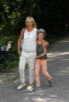 Amsterdam 10 juni 2015
Premiere Apenstreken bij kinderboederij in amsterdamse bos met oa Yvon Jaspers en Kim Lian v d Meij. Yvon met man en kinderen