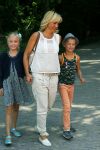 Amsterdam 10 juni 2015
Premiere Apenstreken bij kinderboederij in amsterdamse bos met oa Yvon Jaspers en Kim Lian v d Meij. Yvon met man en kinderen