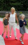 Amsterdam 10 juni 2015
Premiere Apenstreken bij kinderboederij in amsterdamse bos met oa Yvon Jaspers en Kim Lian v d Meij. Yvon met man en kinderen
