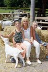 Amsterdam 10 juni 2015
Premiere Apenstreken bij kinderboederij in amsterdamse bos met oa Yvon Jaspers en Kim Lian v d Meij. Yvon met man en kinderen