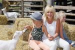 Amsterdam 10 juni 2015
Premiere Apenstreken bij kinderboederij in amsterdamse bos met oa Yvon Jaspers en Kim Lian v d Meij. Yvon met man en kinderen
