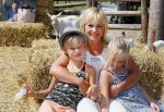 Amsterdam 10 juni 2015
Premiere Apenstreken bij kinderboederij in amsterdamse bos met oa Yvon Jaspers en Kim Lian v d Meij. Yvon met man en kinderen