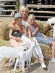 Amsterdam 10 juni 2015
Premiere Apenstreken bij kinderboederij in amsterdamse bos met oa Yvon Jaspers en Kim Lian v d Meij. Yvon met man en kinderen