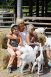 Amsterdam 10 juni 2015
Premiere Apenstreken bij kinderboederij in amsterdamse bos met oa Yvon Jaspers en Kim Lian v d Meij. Yvon met man en kinderen