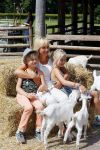 Amsterdam 10 juni 2015
Premiere Apenstreken bij kinderboederij in amsterdamse bos met oa Yvon Jaspers en Kim Lian v d Meij. Yvon met man en kinderen