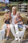 Amsterdam 10 juni 2015
Premiere Apenstreken bij kinderboederij in amsterdamse bos met oa Yvon Jaspers en Kim Lian v d Meij. Yvon met man en kinderen