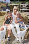 Amsterdam 10 juni 2015
Premiere Apenstreken bij kinderboederij in amsterdamse bos met oa Yvon Jaspers en Kim Lian v d Meij. Yvon met man en kinderen