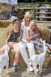 Amsterdam 10 juni 2015
Premiere Apenstreken bij kinderboederij in amsterdamse bos met oa Yvon Jaspers en Kim Lian v d Meij. Yvon met man en kinderen