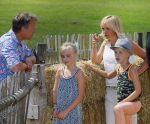 Amsterdam 10 juni 2015
Premiere Apenstreken bij kinderboederij in amsterdamse bos met oa Yvon Jaspers en Kim Lian v d Meij. Yvon met man en kinderen