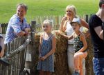 Amsterdam 10 juni 2015
Premiere Apenstreken bij kinderboederij in amsterdamse bos met oa Yvon Jaspers en Kim Lian v d Meij. Yvon met man en kinderen