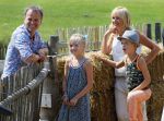 Amsterdam 10 juni 2015
Premiere Apenstreken bij kinderboederij in amsterdamse bos met oa Yvon Jaspers en Kim Lian v d Meij. Yvon met man en kinderen