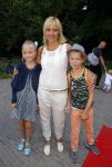 Amsterdam 10 juni 2015
Premiere Apenstreken bij kinderboederij in amsterdamse bos met oa Yvon Jaspers en Kim Lian v d Meij. Yvon met man en kinderen