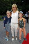 Amsterdam 10 juni 2015
Premiere Apenstreken bij kinderboederij in amsterdamse bos met oa Yvon Jaspers en Kim Lian v d Meij. Yvon met man en kinderen