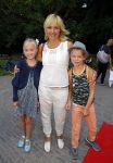 Amsterdam 10 juni 2015
Premiere Apenstreken bij kinderboederij in amsterdamse bos met oa Yvon Jaspers en Kim Lian v d Meij. Yvon met man en kinderen